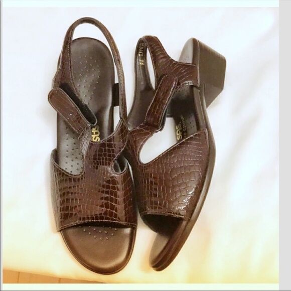 SAS BROWN LEATHER CROC SANDALS.  NEW - Picture 2 of 7